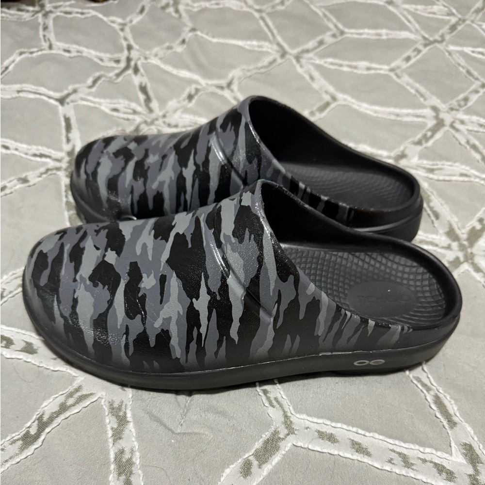 OOFOS OOcloog Women's 
Size 8
